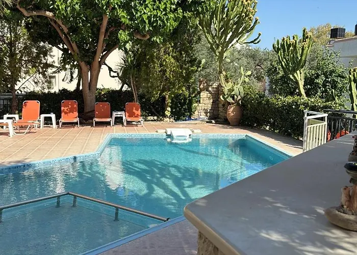 Vrisi Apartments & Villa